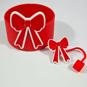 Housse de tasse en silicone rouge avec joli nœud 3D pour la protection des accessoires.