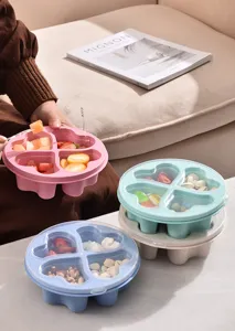 Dettaglio della scatola per snack a forma di cuore in paglia di grano con quattro scomparti.