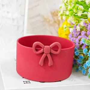 Rode siliconen kopjeshoes met schattige 3D-strik, perfect kopjesaccessoire en DIY-decoratie-item.