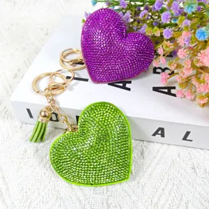 Porte-clés cœur en strass brillant avec pompon coloré, charmant accessoire de sac élégant.