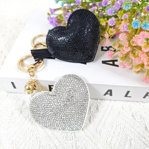 Porte-clés cœur en strass étincelant et griffe de sac avec pompon élégant et métal doré.