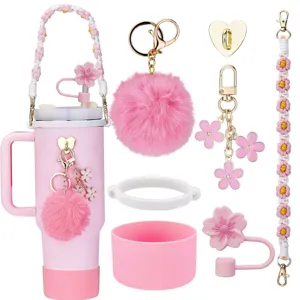Roze beker accessoireset met gevlochten bloemenband en pluizige pompon sleutelhanger.