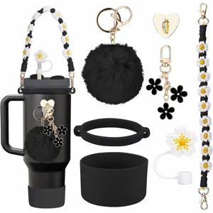 Gedetailleerd overzicht van zwarte bekerset accessoires met madeliefje band en pompon.