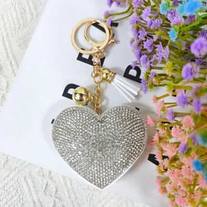 Porte-clés cœur en strass pendentif de sac avec pompon blanc et accessoires métalliques dorés
