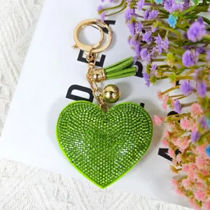 Porte-clés cœur en strass vert, vue de détail avec cristaux scintillants et pompon doré.