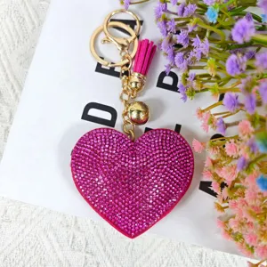 Porte-clés cœur en strass rose avec matériel doré et pompon pendentif de sac tendance
