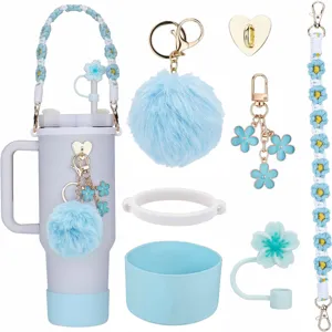 Gedetailleerd overzicht van blauwe gevlochten band, pluizige pompons en bloemenaccessoires.