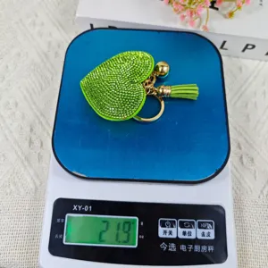 Porte-clés cœur en strass vert avec pompon et clochette, élégant pendentif de sac.