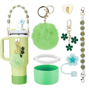 Groene beker accessoire set met pluche pompon sleutelhanger en bloemen hanger.