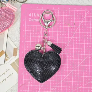 Porte-clés cœur en strass noir avec pompon noir et fermoir métallique pour sac chic.