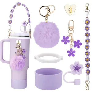 Paarse beker accessoires detail: schattig bloem gevlochten bandje, pluizige pompon en rietje hoes set.