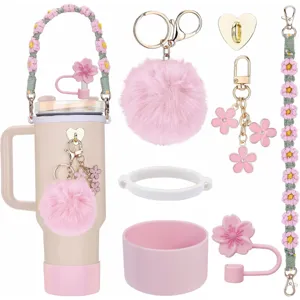 Gedetailleerd overzicht van roze beker accessoire set met bloemriem en pompon.