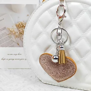 Pendentif de sac cœur en strass avec détail porte-clés à pompon, accessoires en cristal brillants.