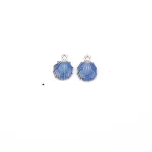 Primer plano detallado de accesorios de joyería para pendientes de concha nacarada azul.