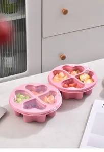 Scatola per frutta in paglia di grano a 4 scomparti a cuore con coperchio e forchette.