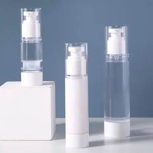 Ensemble de flacons pompe de voyage pour cosmétiques, contenants en plastique clair.