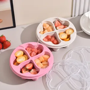 Scatola per snack di frutta in paglia di grano a forma di cuore con coperchio trasparente.