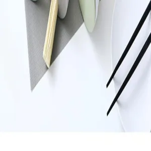 Scena di stoccaggio cucina dettagliata con tavolo bianco minimalista e bacchette.