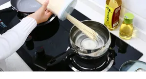 Contenitore per pasta trasparente in plastica per l'organizzazione della cucina e la dispensa.