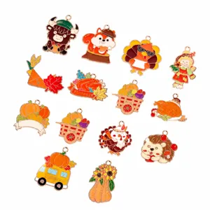 Lot de pendentifs émail Thanksgiving, citrouille dinde écureuil détails bijoux DIY faits maison.