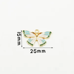 Gros plan détaillé du pendentif papillon en alliage avec émail coloré et anneau de suspension.