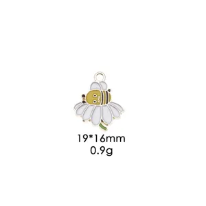 Drip oil alloy bee daisy charm pendant, size 19x16mm, ideal for DIY keychains and jewelry.