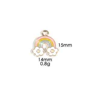 Nahaufnahme des bunten Emaille Regenbogen Wolken Metall Anhänger Schmuckzubehörteils.