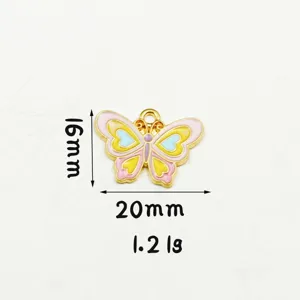 Gros plan détail du pendentif charme papillon en alliage émaillé coloré de 20x16mm.