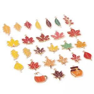 Set van diverse herfstbladeren, esdoornbladeren en emaille hangers voor DIY sieraden maken.