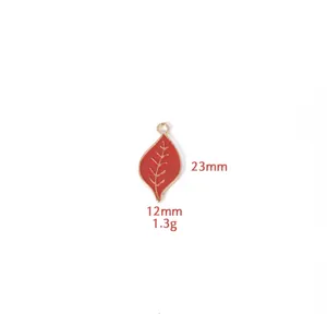 Rode blad hanger detail weergave van zinklegering, 23mm grootte, DIY sieraden accessoire.