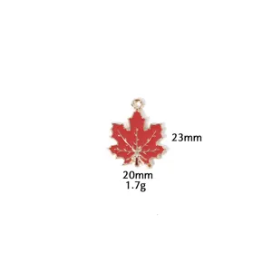 Rode geëmailleerde esdoornblad hanger charms voor DIY sieraden ketting sleutelhanger details.