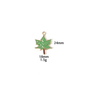 Gedetailleerd overzicht van groene geëmailleerde esdoornblad metalen hanger, toont textuur.