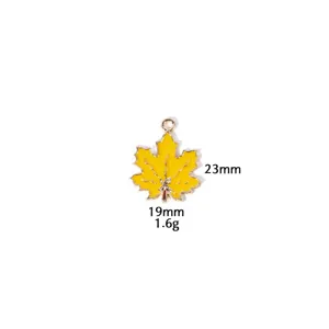 Geel geëmailleerd esdoornblad bedel hanger detail met afmetingen voor doe-het-zelf sieraden.