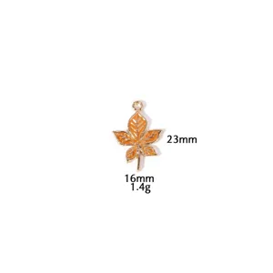 Detailopname van oranje esdoornblad legering DIY sieradenhangers, 23x16mm afmeting, 1,4g gewicht.