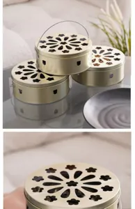 Primer plano detallado del motivo floral hueco decorativo en la tapa de la caja de metal dorada.