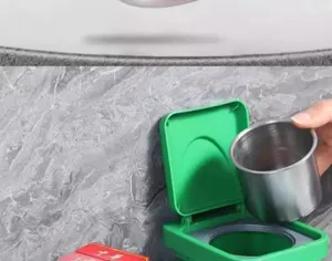 Dettaglio posacenere a parete con tazza interna in acciaio inox e supporto verde pratico.