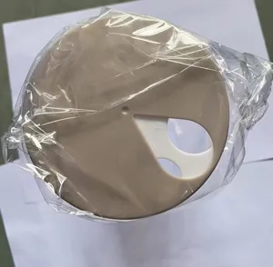 Dettaglio del coperchio del barattolo in plastica con apertura rotante e pellicola trasparente.