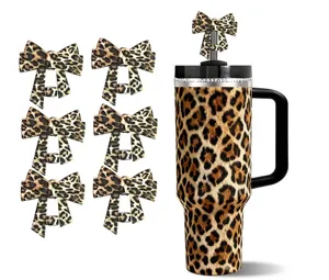 Vista dettagliata del set topper per cannucce con fiocco leopardato e accessori per bicchiere.