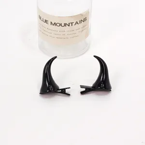Vista detallada de horquillas negras con cuernos de diablo, accesorios ideales para cosplay
