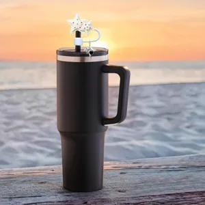 Gobelet isotherme noir avec embout de paille etoile en resine et charm pour un usage quotidien.