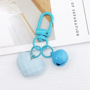 Porte-clés cœur facetté bleu avec clochette, joli pendentif de sac et accessoire mignon pour femmes.
