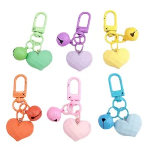 Porte-clés cœur facetté coloré avec cloche, charmant pendentif de sac pour femme.