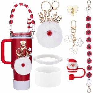 Gedetailleerd overzicht van de schattige kerstbeker accessoires set met gebloemde riem en hangers.