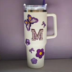 Tumbler isolante in acciaio inossidabile con toppe ricamate viola, farfalla e lettera.