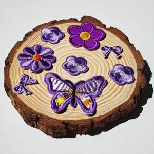 Set di toppe ricamate viola con farfalla, fiori e fiocchi per decorazioni fai da te.