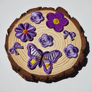 Set di toppe ricamate viola con bellissimi fiori, farfalla e fiocchi per vestiti diy.