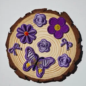Bellissimo set di toppe ricamate viola con fiori, farfalla e simpatici fiocchi per il fai da te.