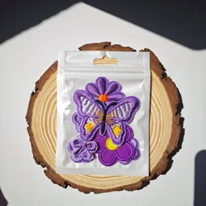 Set di toppe ricamate viola con simpatici disegni di farfalle e fiori per progetti fai da te.
