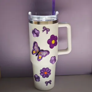 Tazza termica viola con farfalla ricamata e manico, bicchiere da viaggio con decorazione floreale.