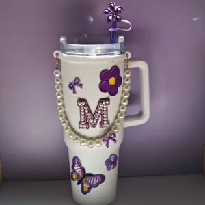 Bicchiere isolante bianco con catena di perle, lettera M e patch fiore farfalla viola.
